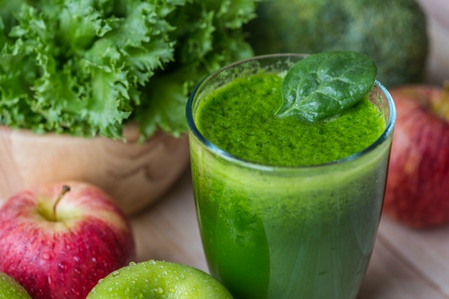 Juice recipe consisting of 2 apples and 3 cups of kale