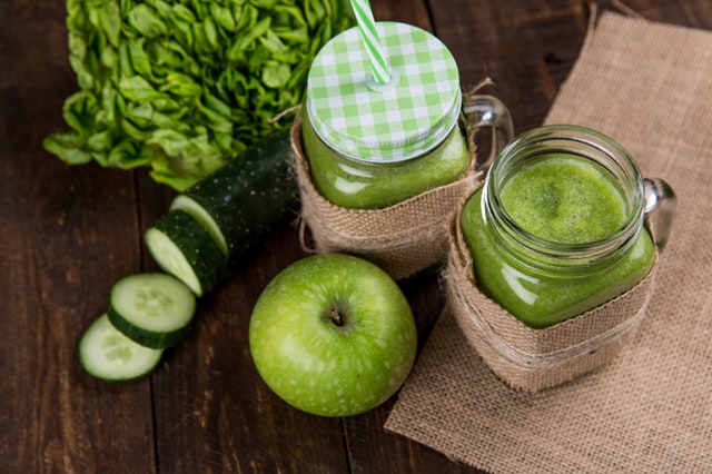 Green juice recipe consisting of cucumbers, apples and lettuce