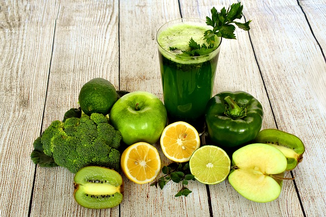 Greeen juice consisting of green apples, broccoli, lemon, lime, green bell pepper and kiwi fruits.